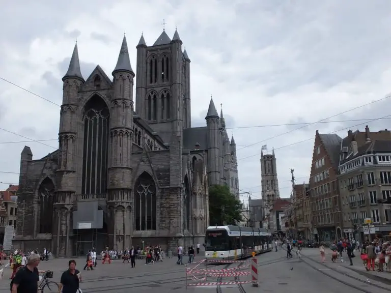 https://mdw-travel-data-us-east-1.s3.amazonaws.com/img/country/Belgium/Sint-Quintinuskathedraal/img_01.jpg