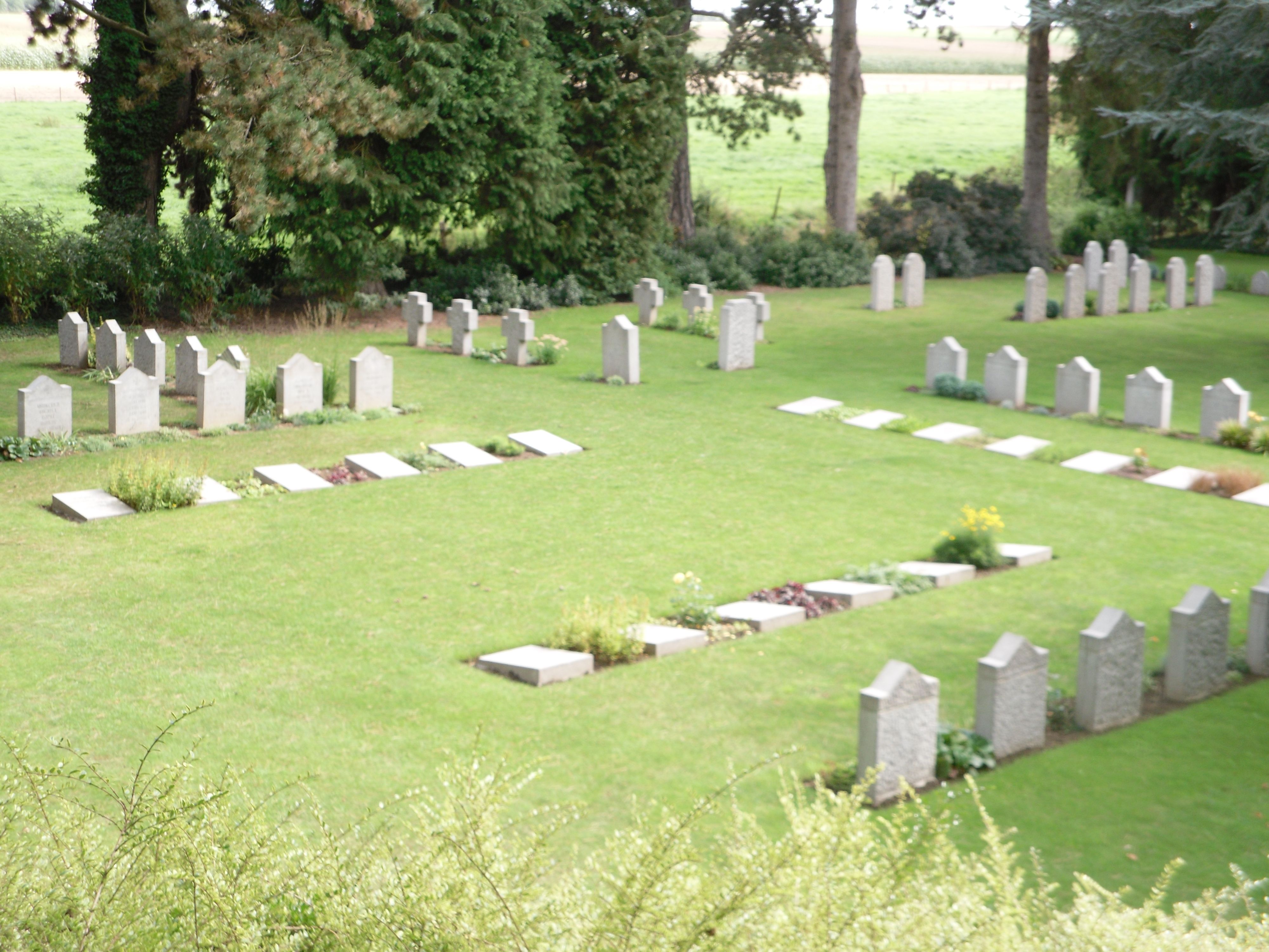 https://mdw-travel-data-us-east-1.s3.amazonaws.com/img/country/Belgium/St-Symphorien-Military-Cemetery/img_01.jpg