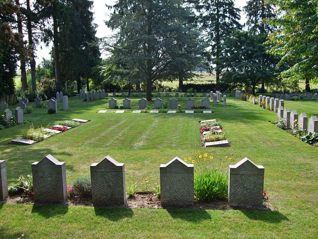 https://mdw-travel-data-us-east-1.s3.amazonaws.com/img/country/Belgium/St-Symphorien-Military-Cemetery/img_02.jpg