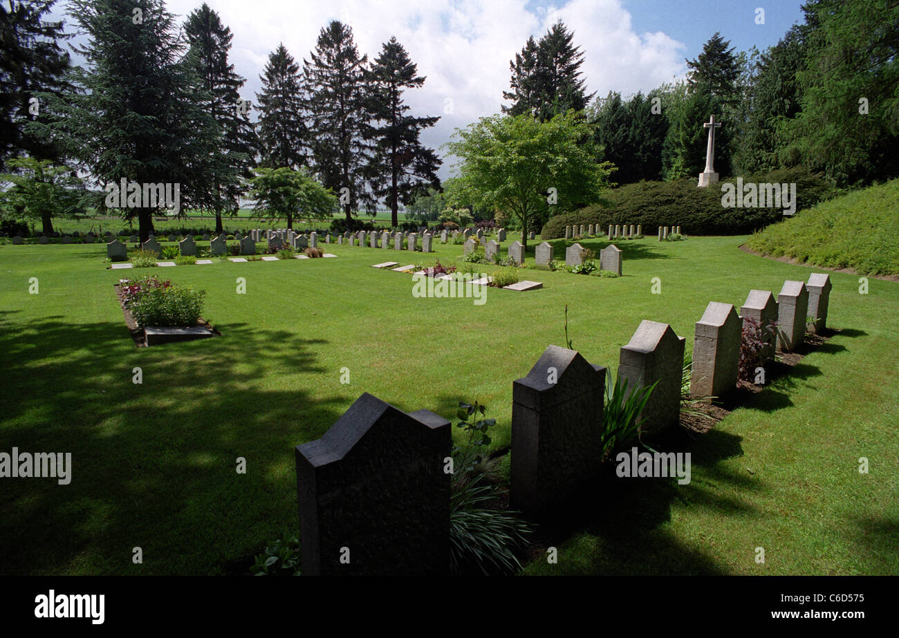 https://mdw-travel-data-us-east-1.s3.amazonaws.com/img/country/Belgium/St-Symphorien-Military-Cemetery/img_03.jpg
