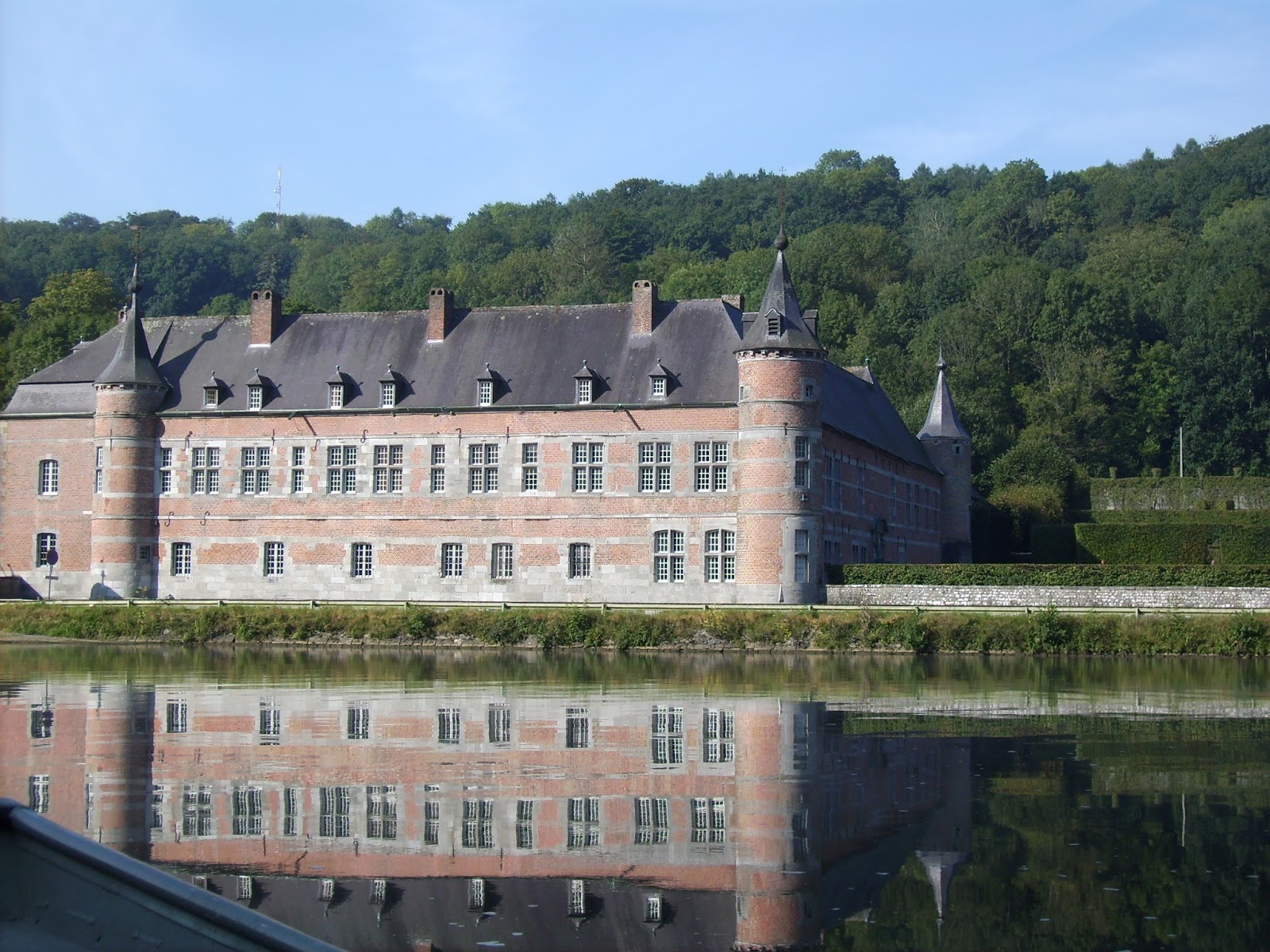 https://mdw-travel-data-us-east-1.s3.amazonaws.com/img/country/Belgium/The-Castle-of-Freyr/img_01.jpg