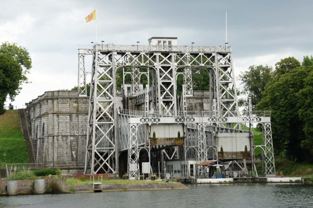 https://mdw-travel-data-us-east-1.s3.amazonaws.com/img/country/Belgium/The-Four-Lifts-on-the-Canal-du-Centre/img_00.jpg