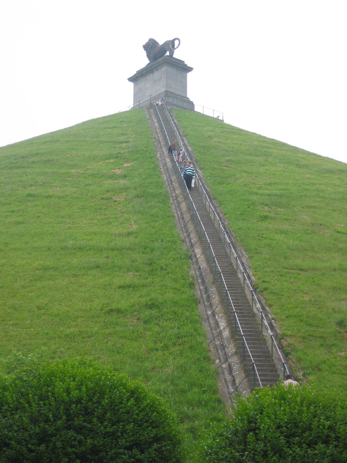 https://mdw-travel-data-us-east-1.s3.amazonaws.com/img/country/Belgium/The-Lion-Mound/img_01.jpg