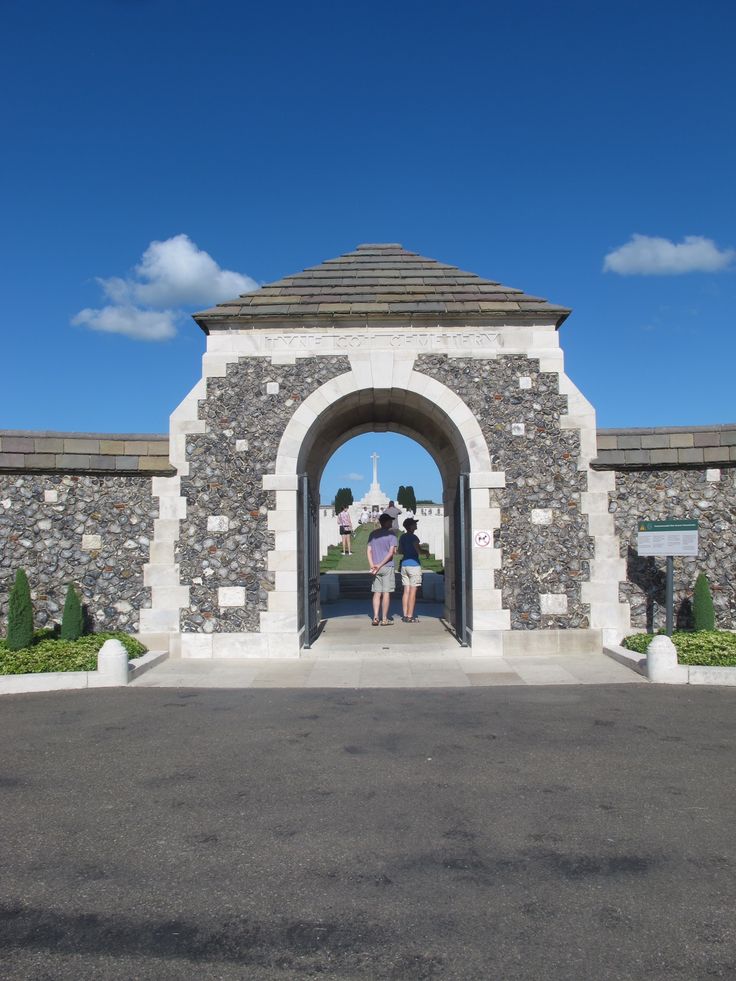 https://mdw-travel-data-us-east-1.s3.amazonaws.com/img/country/Belgium/Tyne-Cot-Cemetery/img_01.jpg