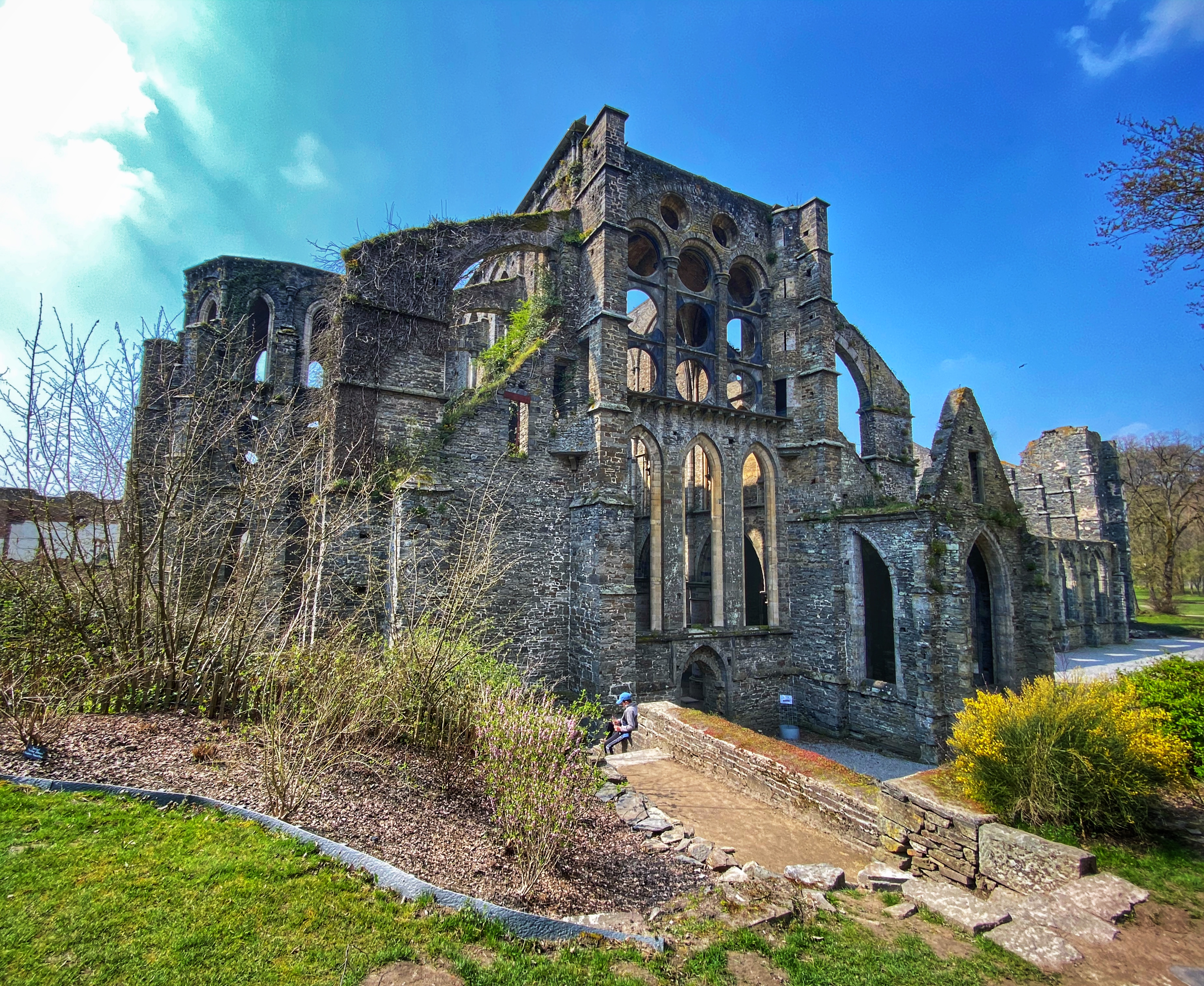 https://mdw-travel-data-us-east-1.s3.amazonaws.com/img/country/Belgium/Villers-Abbey/img_02.jpg