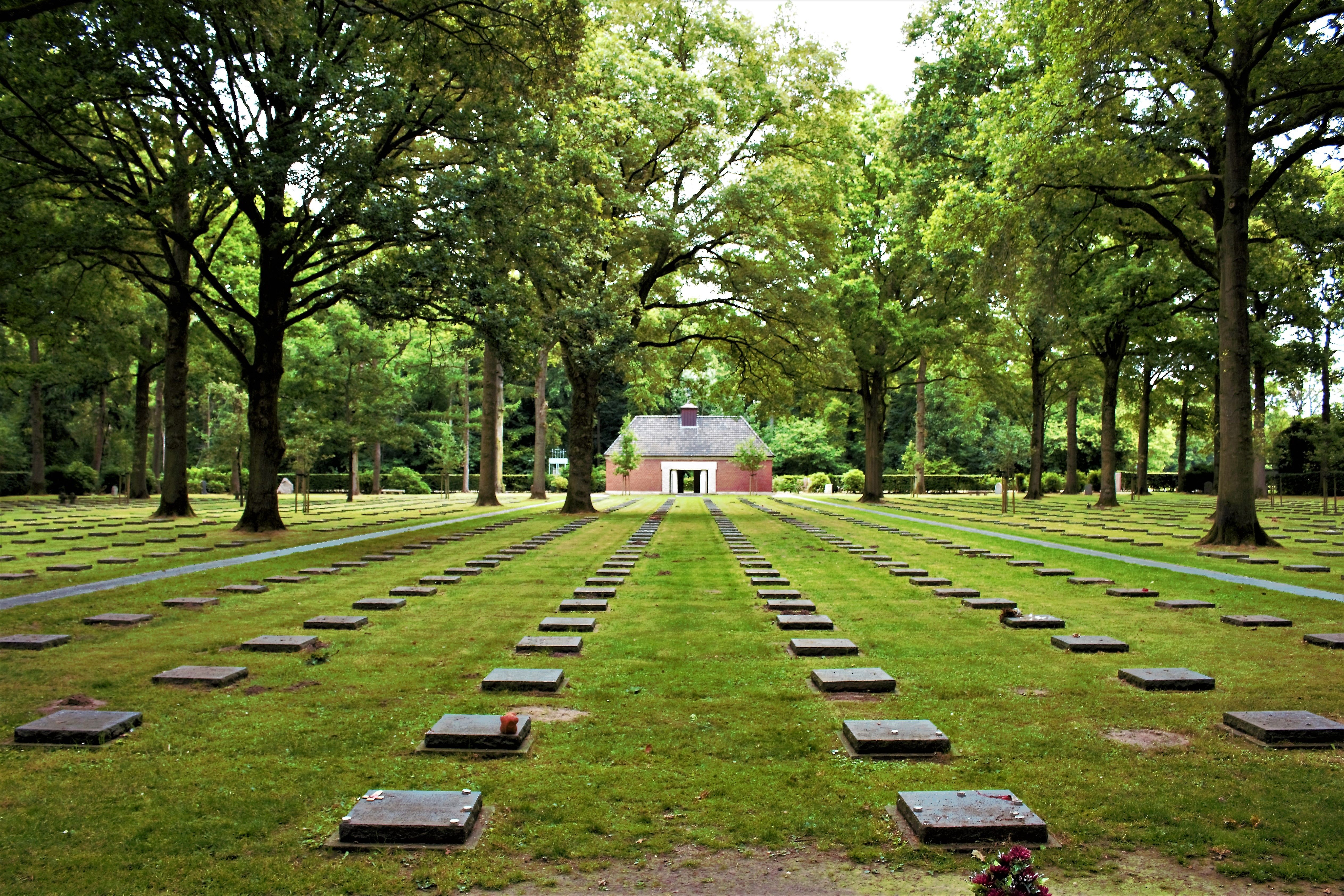 https://mdw-travel-data-us-east-1.s3.amazonaws.com/img/country/Belgium/Vladslo-German-War-Cemetery/img_01.jpg