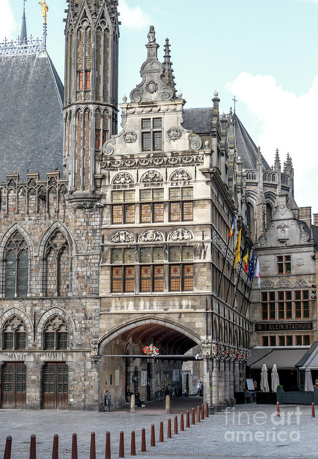 https://mdw-travel-data-us-east-1.s3.amazonaws.com/img/country/Belgium/Ypres-Cloth-Hall/img_02.jpg