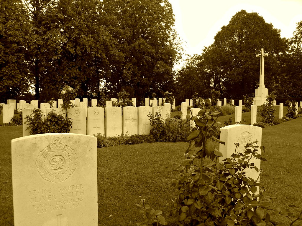 https://mdw-travel-data-us-east-1.s3.amazonaws.com/img/country/Belgium/Ypres-Ramparts-Cemetery/img_02.jpg