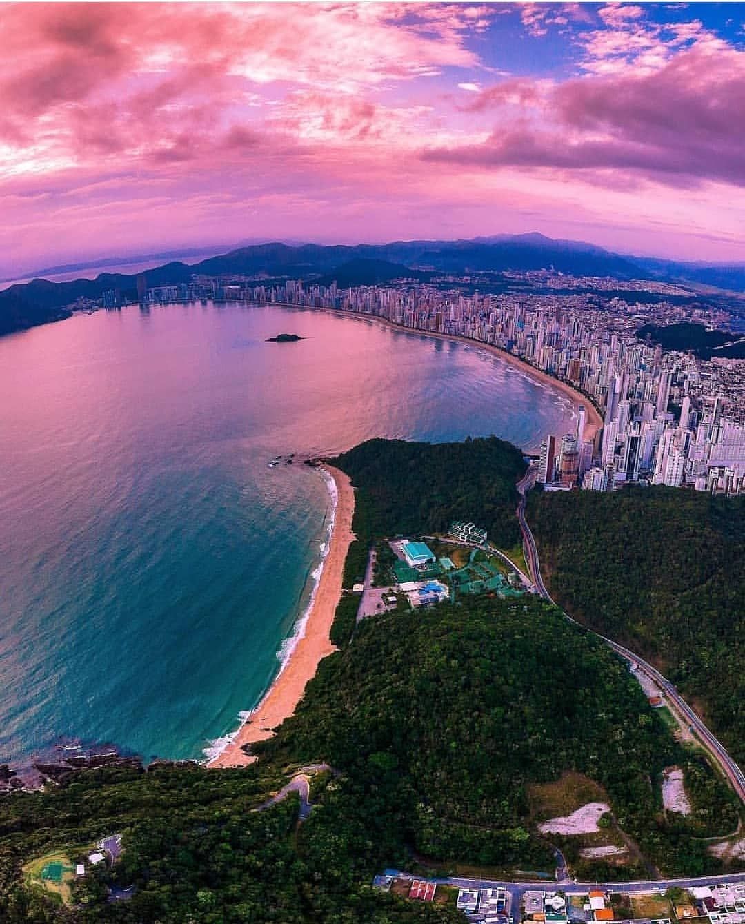 https://mdw-travel-data-us-east-1.s3.amazonaws.com/img/country/Brazil/Balneario-Camboriu/img_02.jpg
