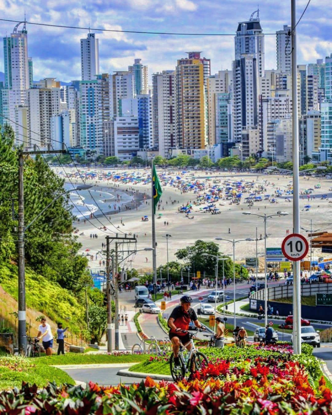 https://mdw-travel-data-us-east-1.s3.amazonaws.com/img/country/Brazil/Balneario-Camboriu/img_04.jpg