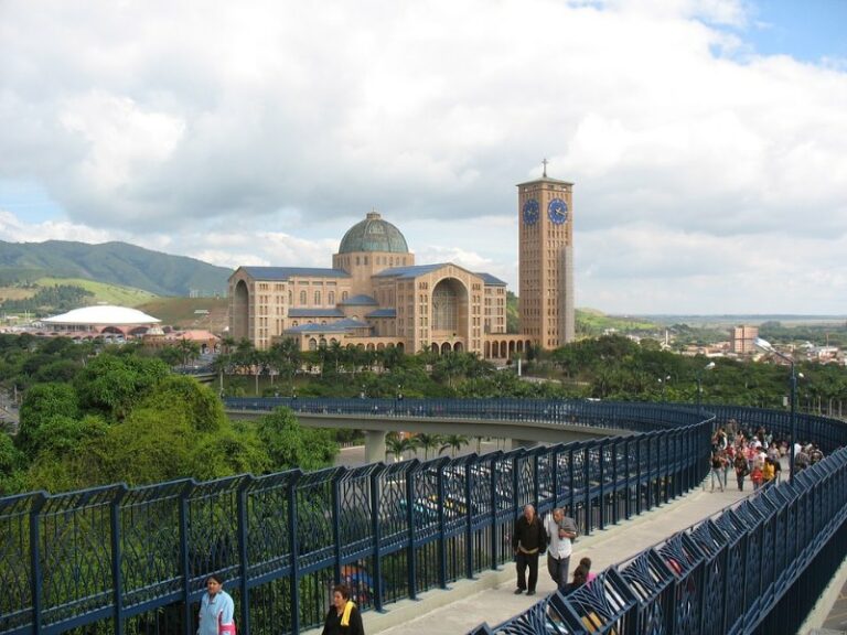 https://mdw-travel-data-us-east-1.s3.amazonaws.com/img/country/Brazil/Basilica-of-the-National-Shrine-of-Our-Lady-of-Aparecida/img_04.jpg