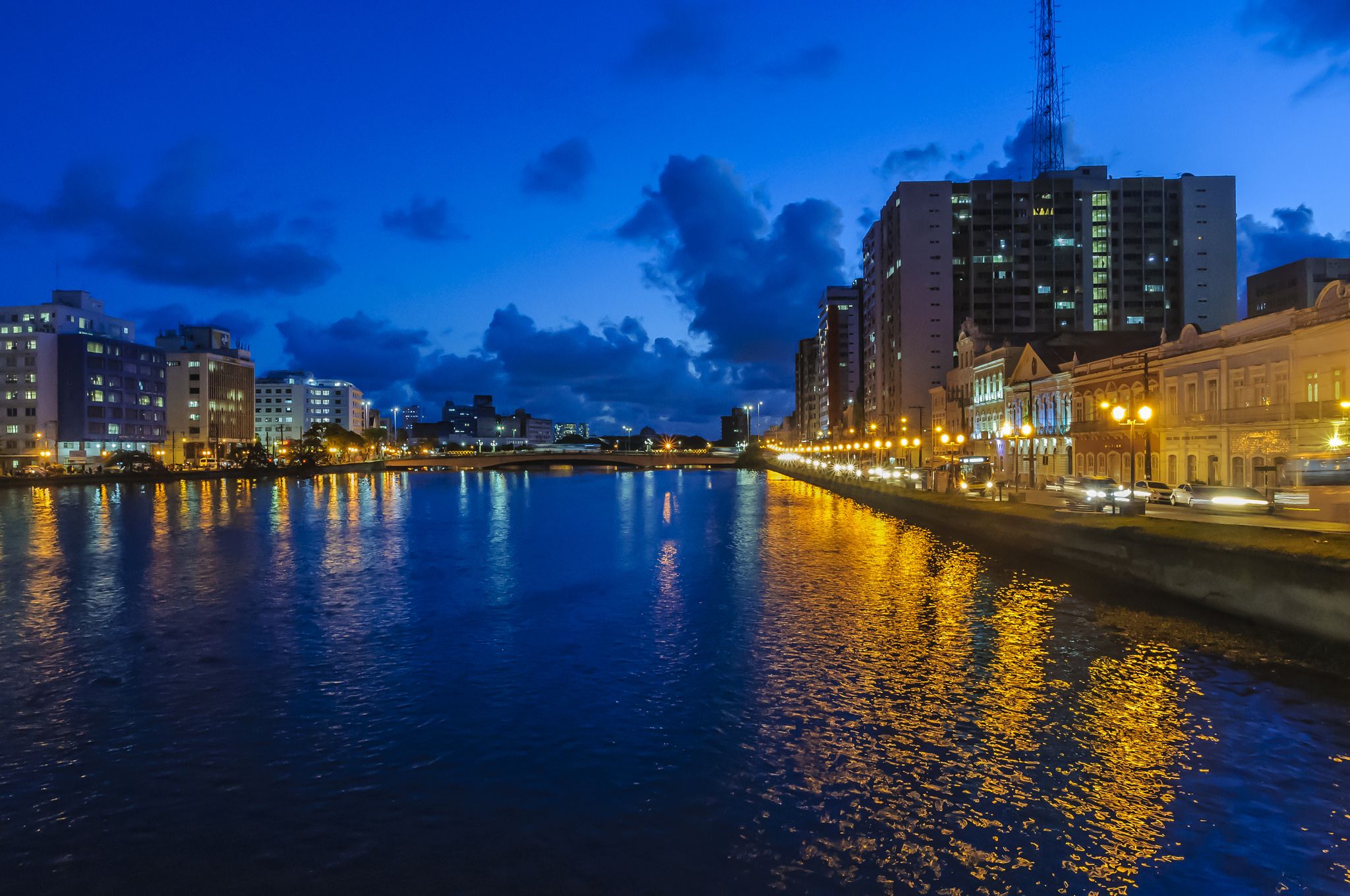 https://mdw-travel-data-us-east-1.s3.amazonaws.com/img/country/Brazil/Boat-Trips---River-Capibaribe/img_01.jpg
