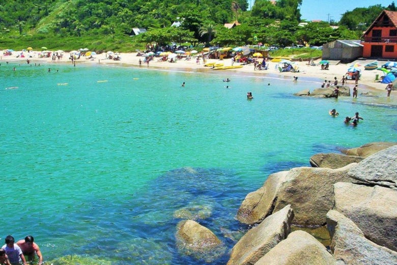 https://mdw-travel-data-us-east-1.s3.amazonaws.com/img/country/Brazil/Bombinhas-Beach/img_01.jpg