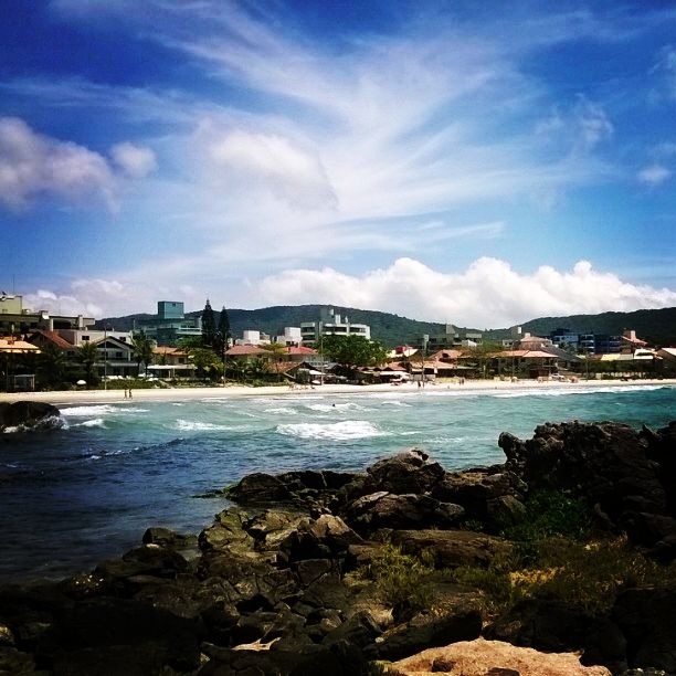 https://mdw-travel-data-us-east-1.s3.amazonaws.com/img/country/Brazil/Bombinhas-Beach/img_05.jpg