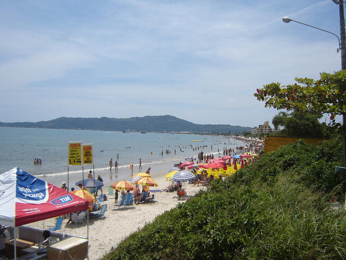 https://mdw-travel-data-us-east-1.s3.amazonaws.com/img/country/Brazil/Canasvieiras-Beach/img_02.jpg