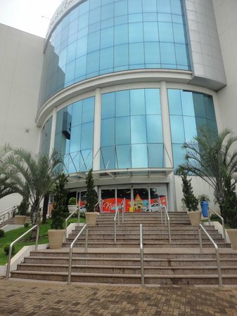 https://mdw-travel-data-us-east-1.s3.amazonaws.com/img/country/Brazil/Cataratas-do-Iguacu-JL-Shopping/img_03.jpg