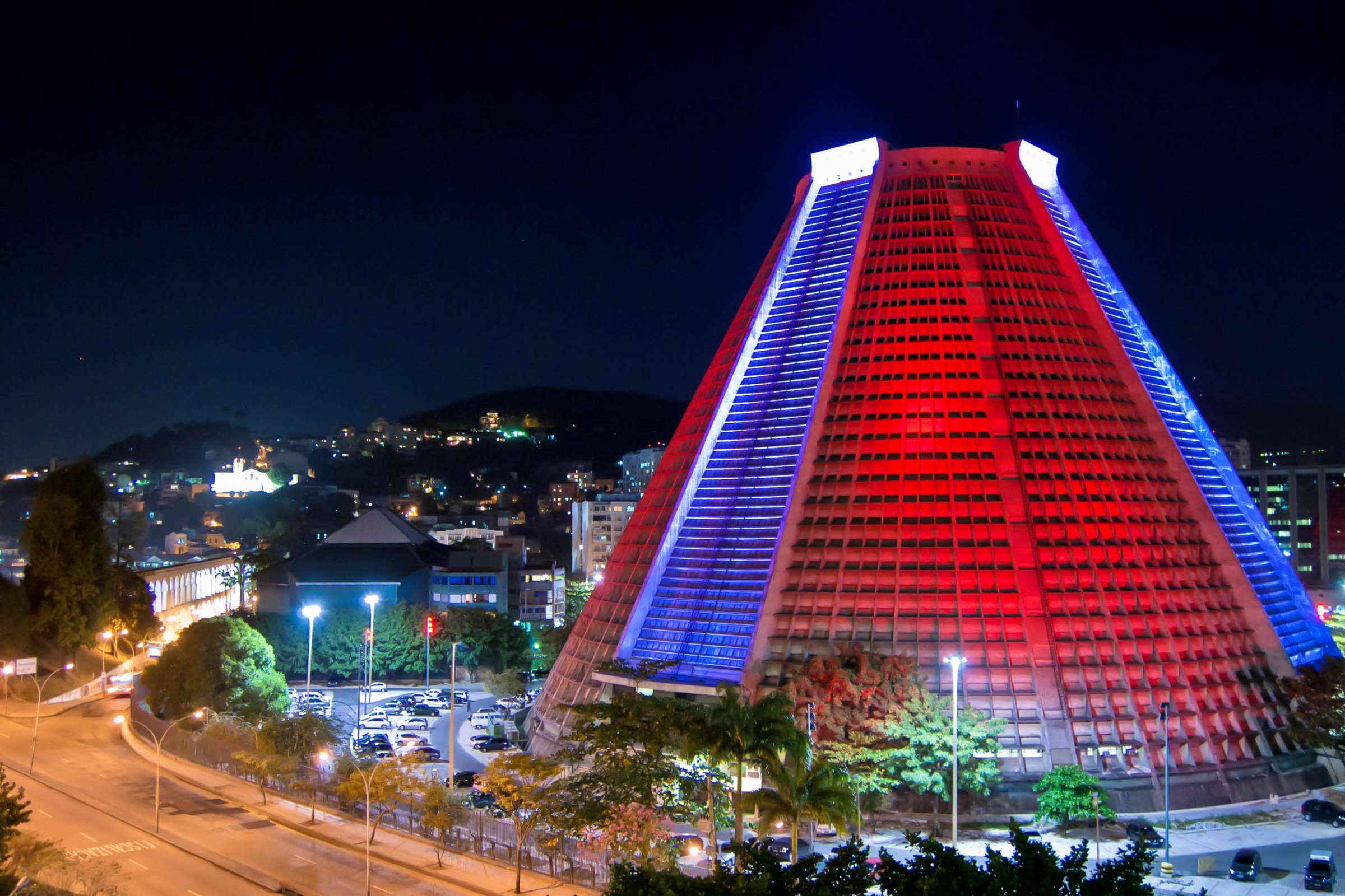 https://mdw-travel-data-us-east-1.s3.amazonaws.com/img/country/Brazil/Catedral-Metropolitana/img_02.jpg