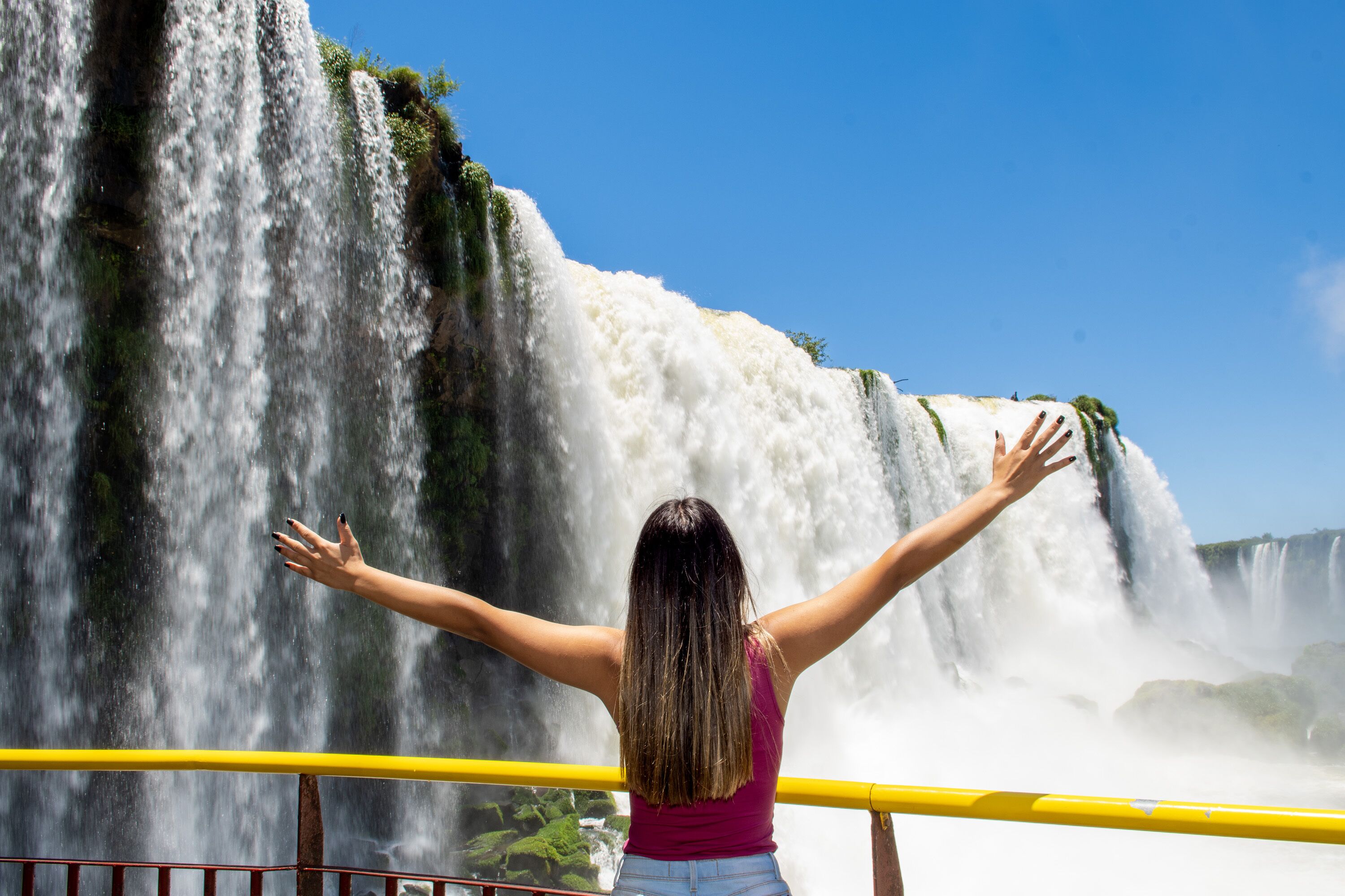 https://mdw-travel-data-us-east-1.s3.amazonaws.com/img/country/Brazil/Flight-over-the-Falls/img_02.jpg