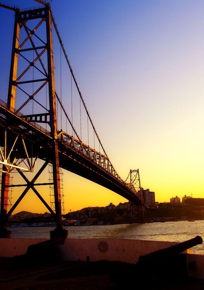 https://mdw-travel-data-us-east-1.s3.amazonaws.com/img/country/Brazil/Hercilio-Luz-Bridge/img_01.jpg