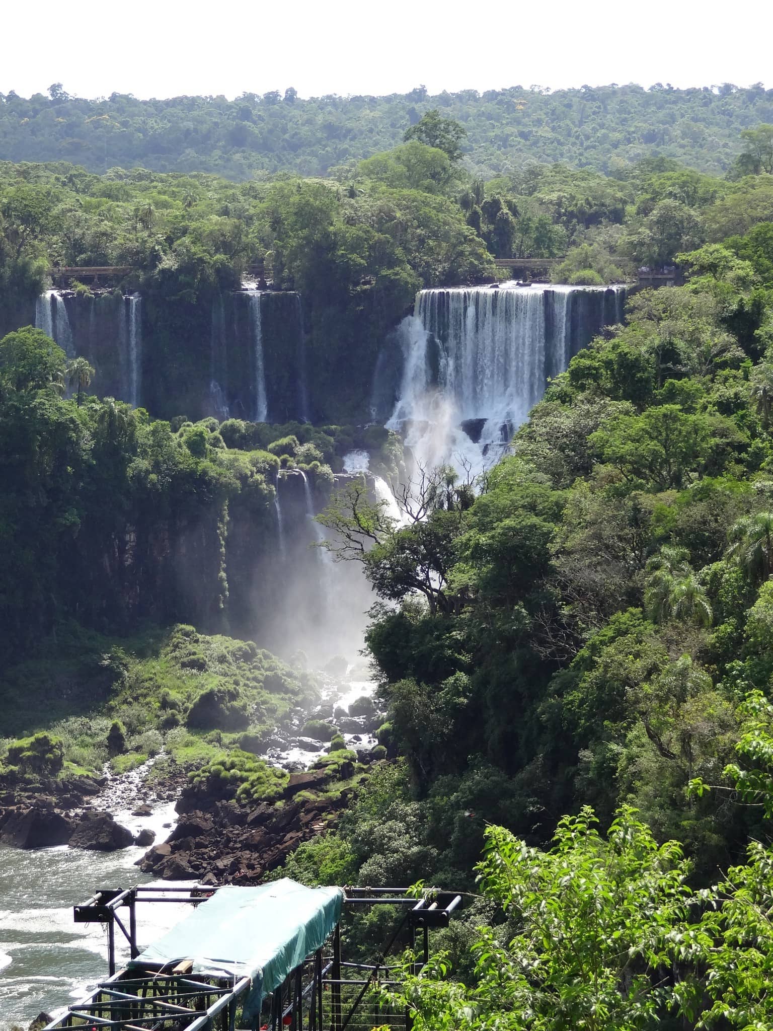 https://mdw-travel-data-us-east-1.s3.amazonaws.com/img/country/Brazil/Iguacu-Falls/img_01.jpg
