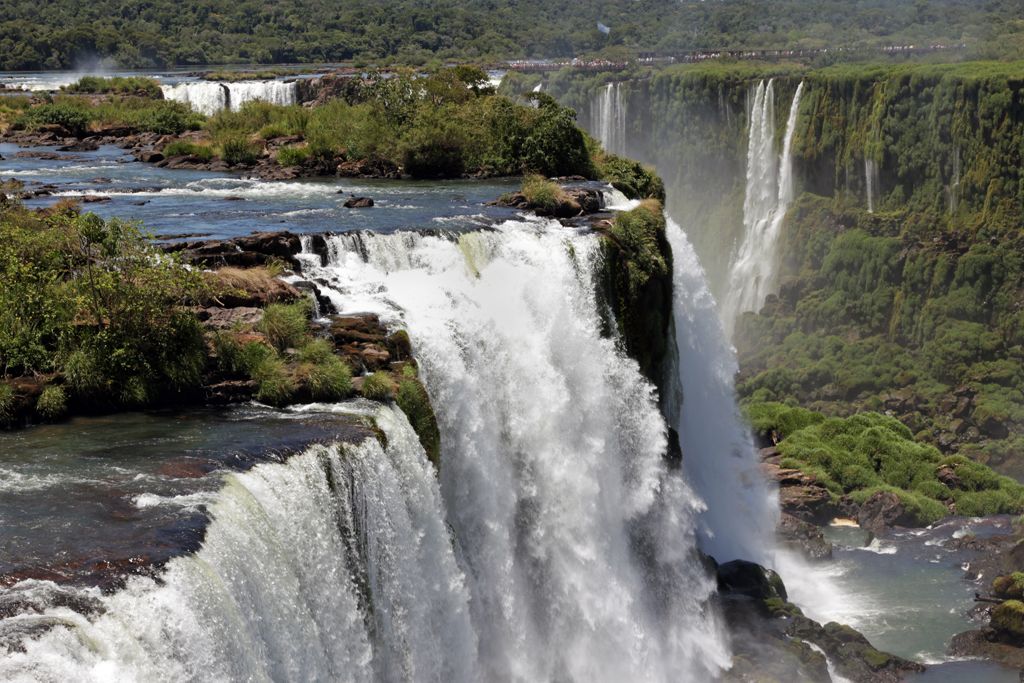 https://mdw-travel-data-us-east-1.s3.amazonaws.com/img/country/Brazil/Iguacu-Falls/img_02.jpg