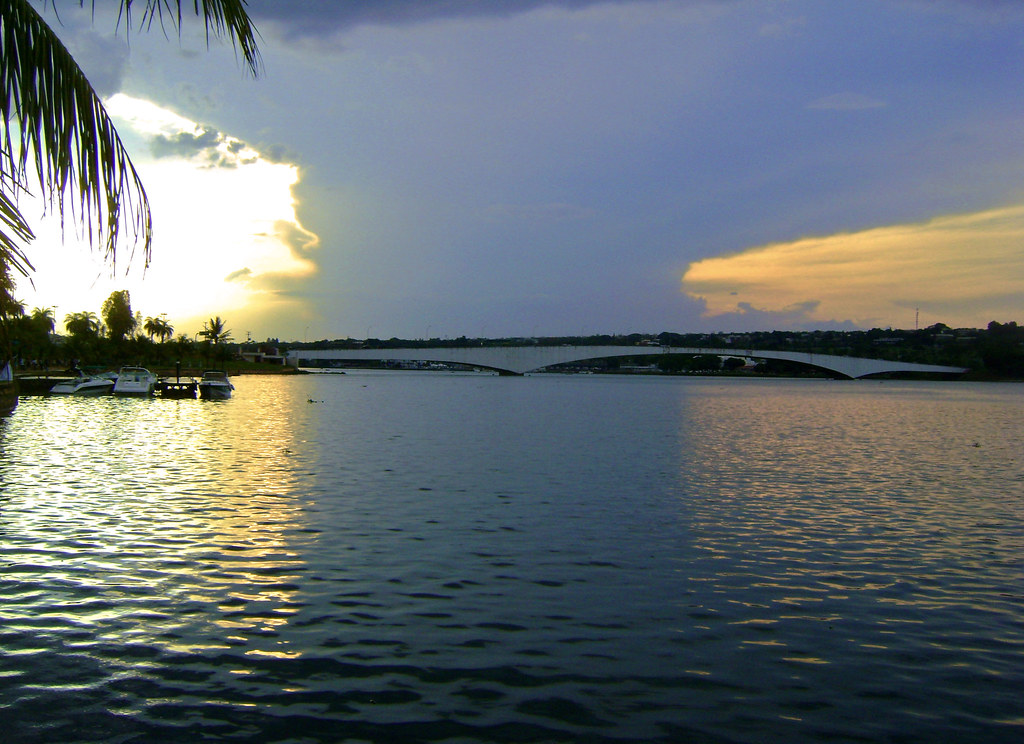 https://mdw-travel-data-us-east-1.s3.amazonaws.com/img/country/Brazil/Lago-Paranoa/img_03.jpg