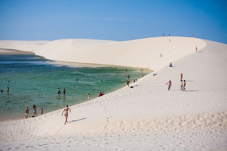 https://mdw-travel-data-us-east-1.s3.amazonaws.com/img/country/Brazil/Lencois-Maranhenses/img_01.jpg