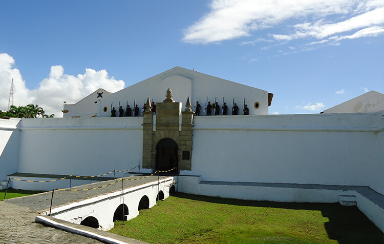 https://mdw-travel-data-us-east-1.s3.amazonaws.com/img/country/Brazil/Museu-Militar-do-Forte-do-Brum/img_00.jpg