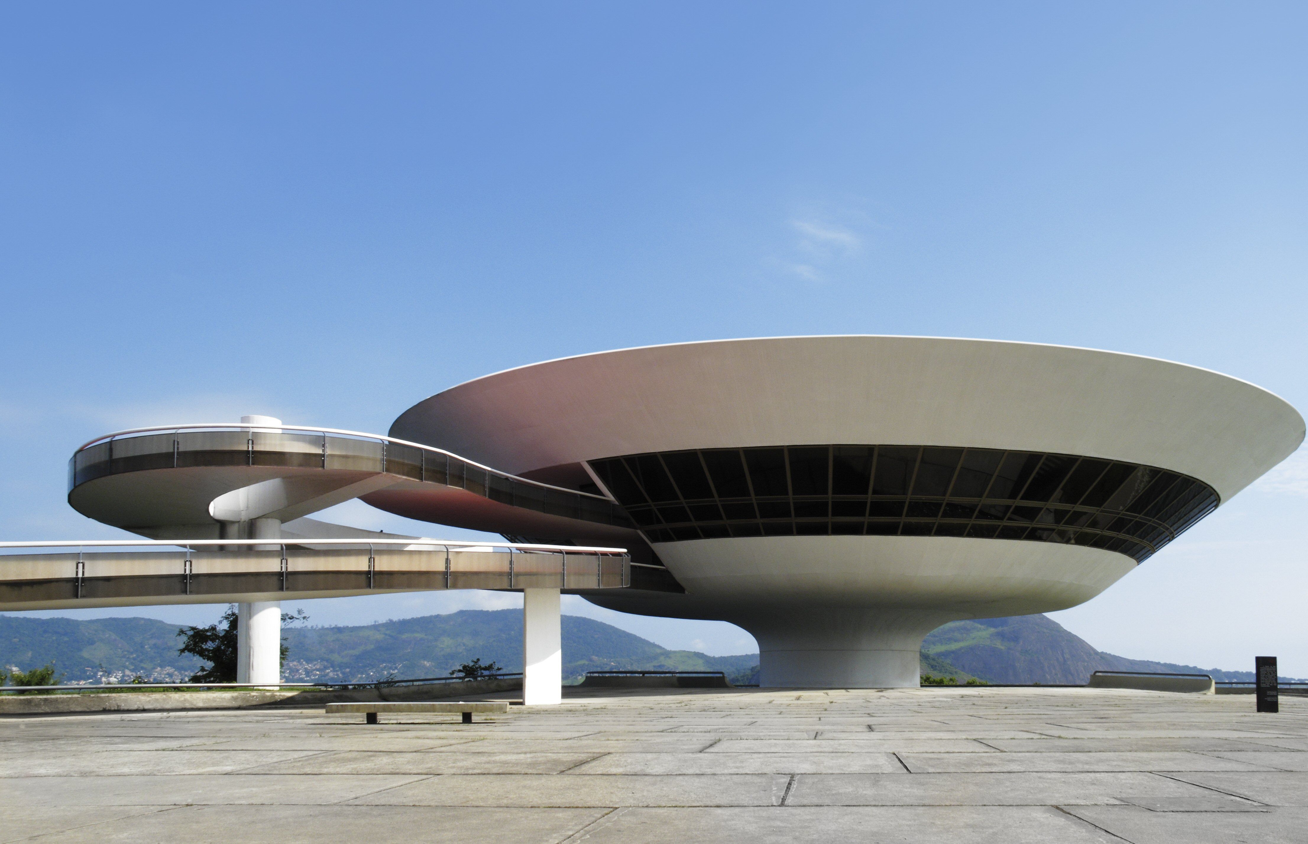 https://mdw-travel-data-us-east-1.s3.amazonaws.com/img/country/Brazil/Museu-Oscar-Niemeyer/img_02.jpg