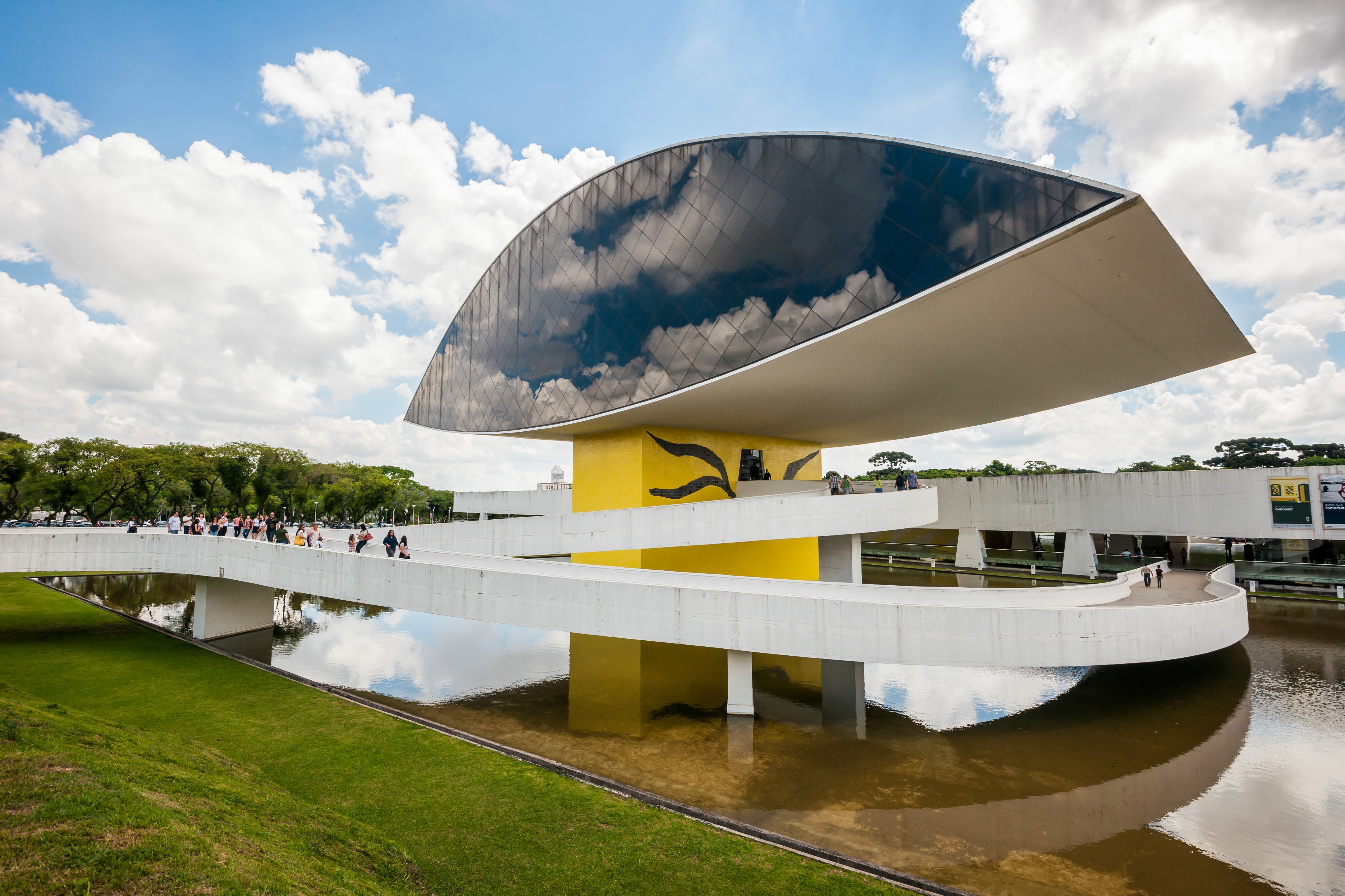 https://mdw-travel-data-us-east-1.s3.amazonaws.com/img/country/Brazil/Museu-Oscar-Niemeyer/img_03.jpg