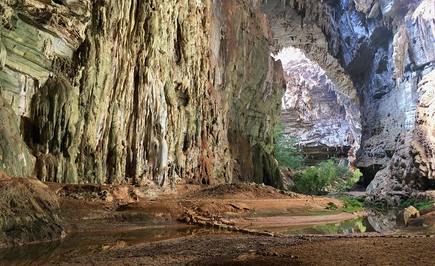 https://mdw-travel-data-us-east-1.s3.amazonaws.com/img/country/Brazil/Parque-Nacional-Cavernas-do-Peruacu/img_01.jpg