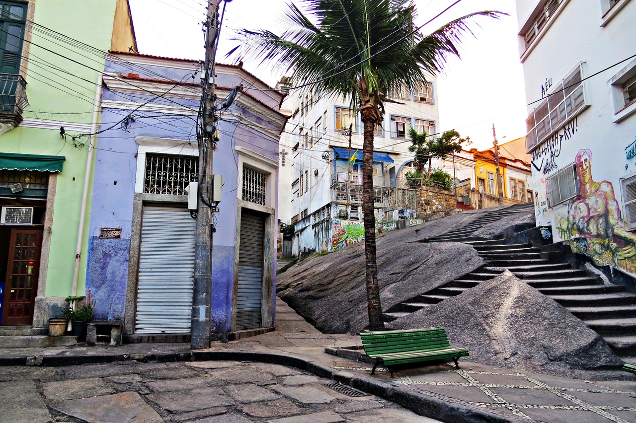 https://mdw-travel-data-us-east-1.s3.amazonaws.com/img/country/Brazil/Pedra-do-Sal/img_02.jpg