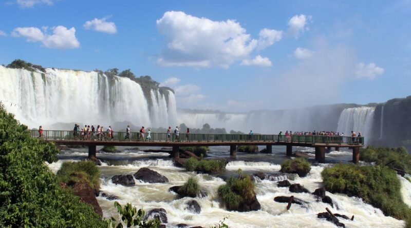 https://mdw-travel-data-us-east-1.s3.amazonaws.com/img/country/Brazil/Praca-da-UFOP/img_03.jpg