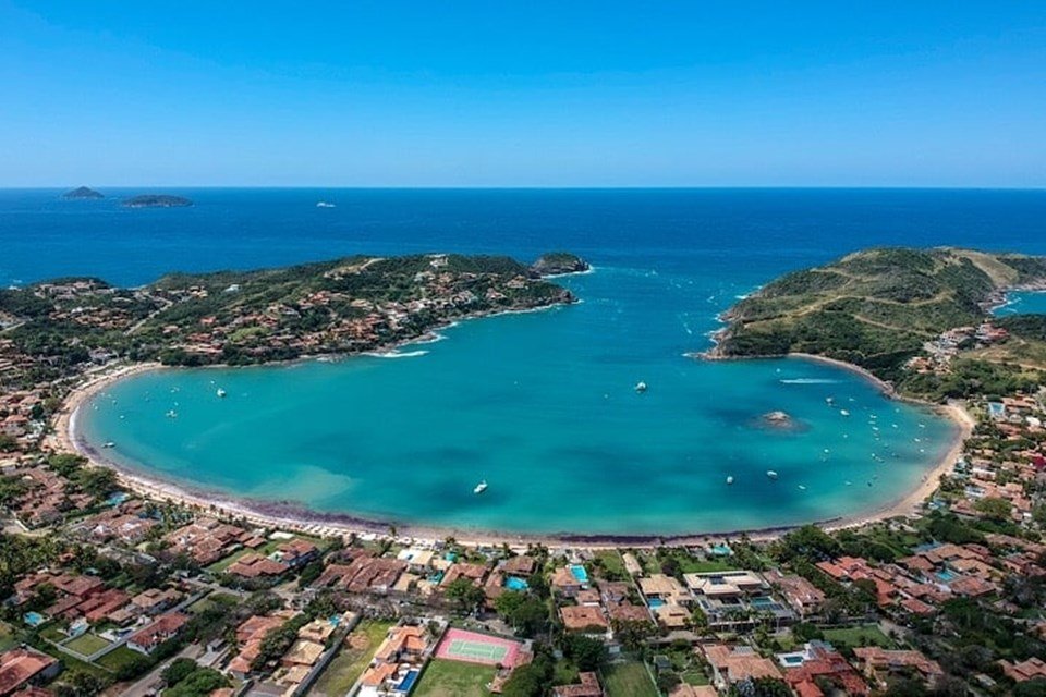 https://mdw-travel-data-us-east-1.s3.amazonaws.com/img/country/Brazil/Praia-da-Ferradura/img_01.jpg