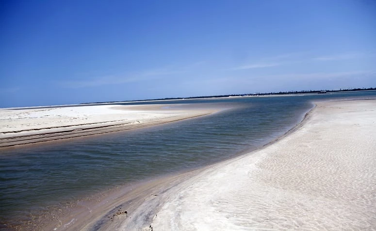 https://mdw-travel-data-us-east-1.s3.amazonaws.com/img/country/Brazil/Praia-de-Atalaia/img_03.jpg