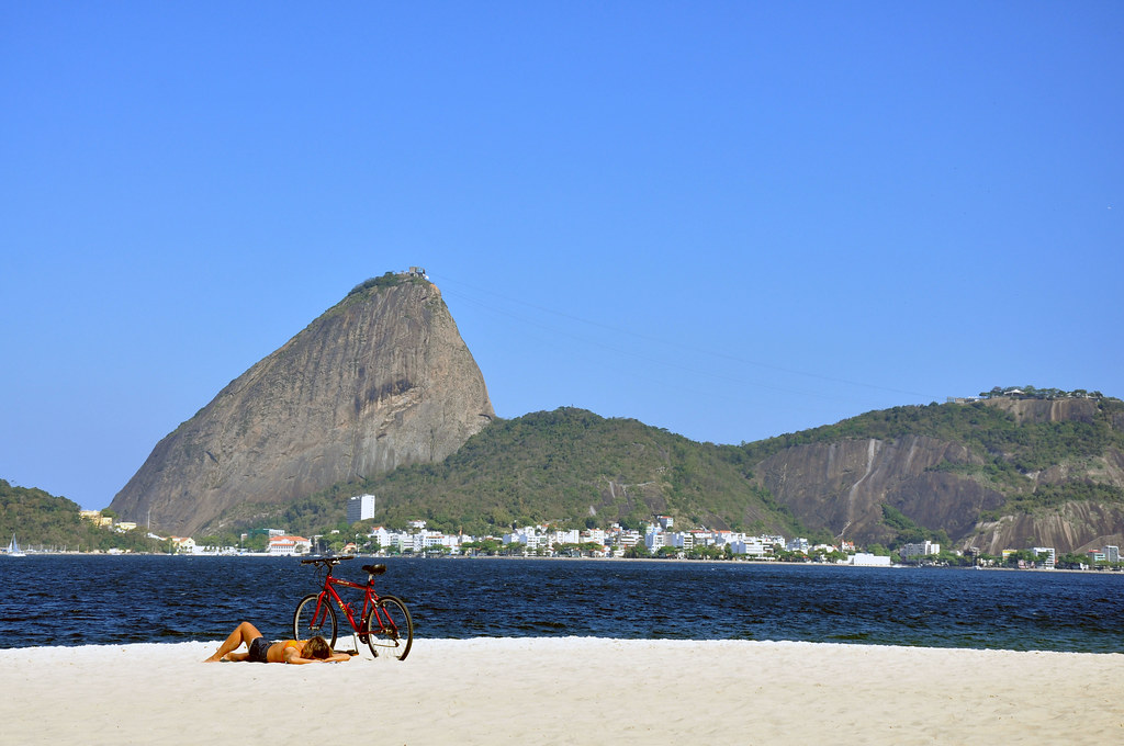 https://mdw-travel-data-us-east-1.s3.amazonaws.com/img/country/Brazil/Praia-do-Flamengo/img_01.jpg