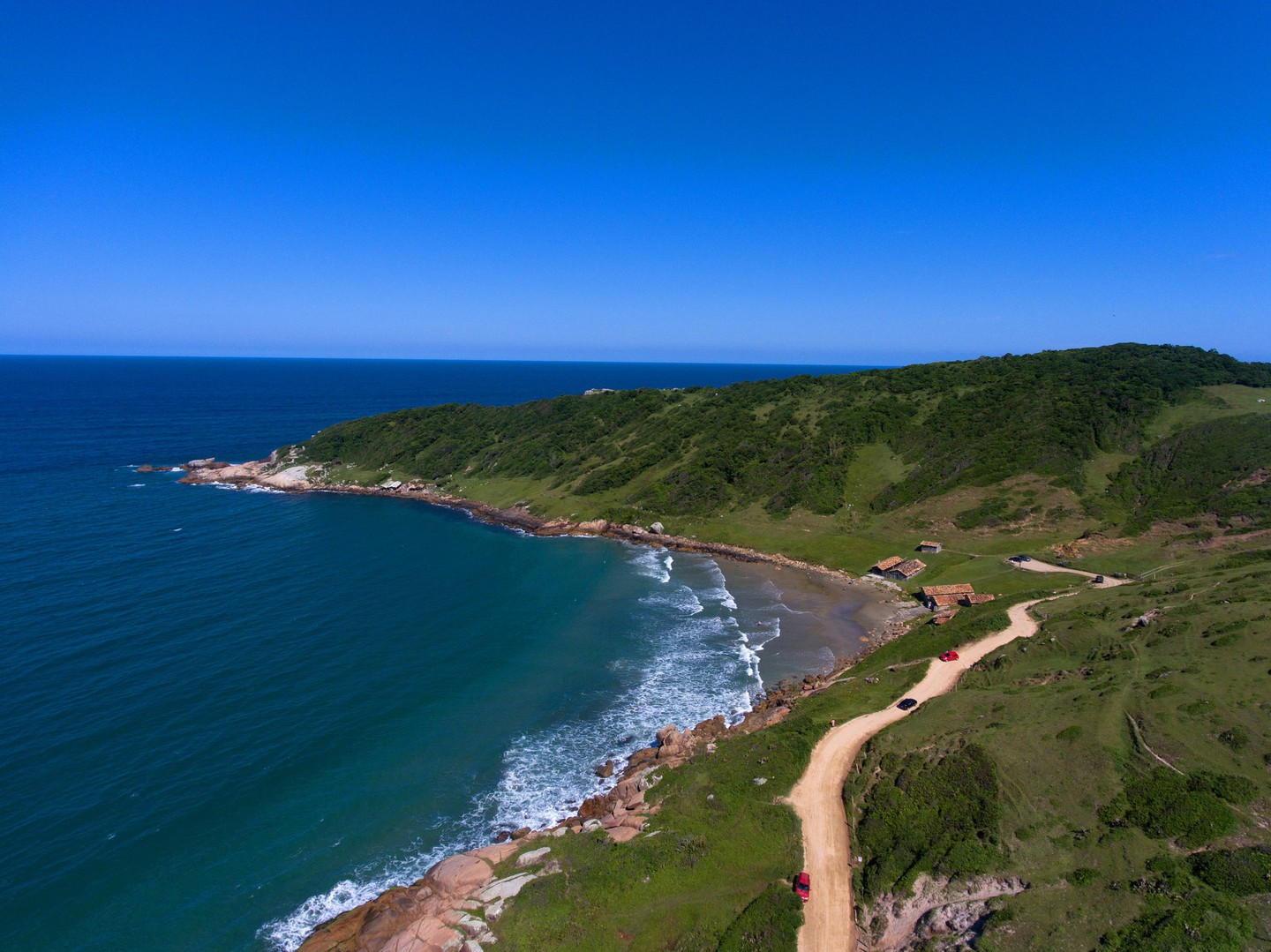 https://mdw-travel-data-us-east-1.s3.amazonaws.com/img/country/Brazil/Praia-do-Rosa/img_00.jpg