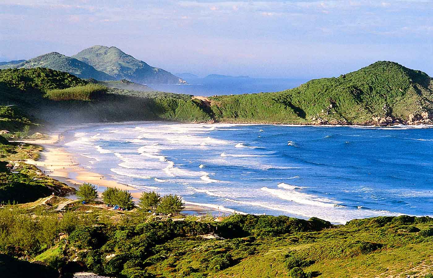 https://mdw-travel-data-us-east-1.s3.amazonaws.com/img/country/Brazil/Praia-do-Rosa/img_01.jpg