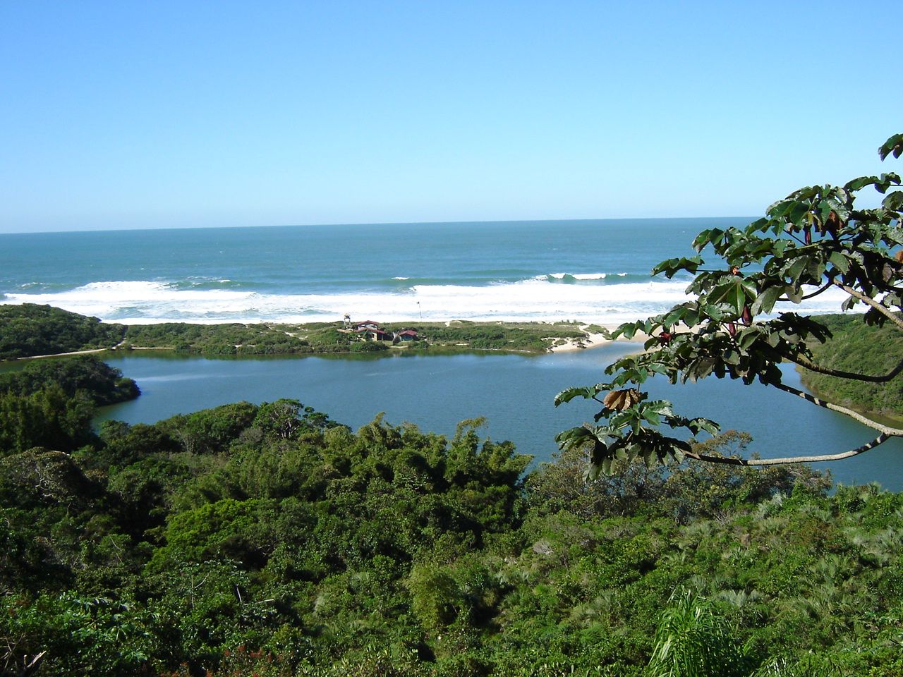 https://mdw-travel-data-us-east-1.s3.amazonaws.com/img/country/Brazil/Praia-do-Rosa/img_02.jpg
