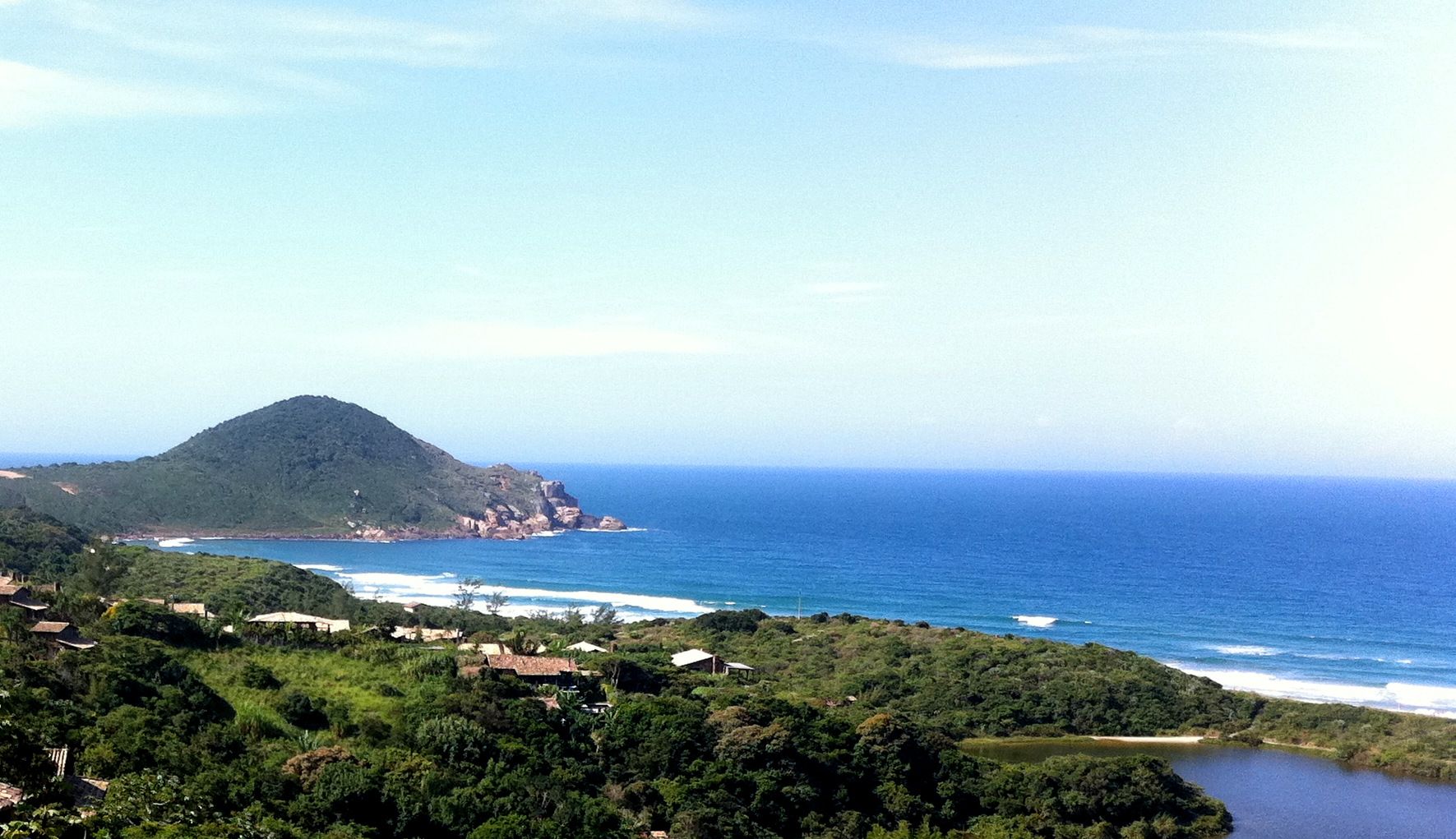 https://mdw-travel-data-us-east-1.s3.amazonaws.com/img/country/Brazil/Praia-do-Rosa/img_04.jpg