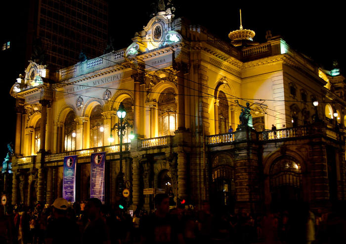 https://mdw-travel-data-us-east-1.s3.amazonaws.com/img/country/Brazil/Sao-Paulo-Municipal-Theater/img_03.jpg