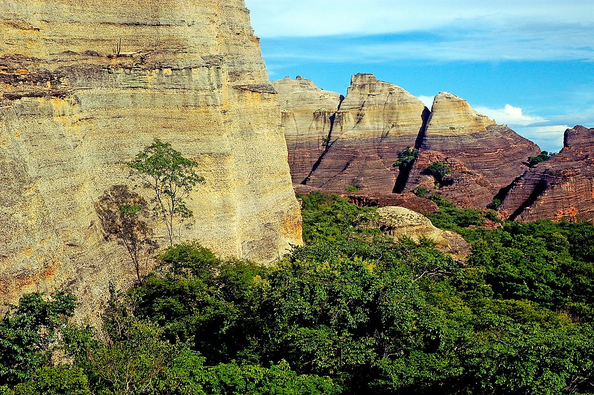 https://mdw-travel-data-us-east-1.s3.amazonaws.com/img/country/Brazil/Serra-da-Capivara-National-Park/img_01.jpg