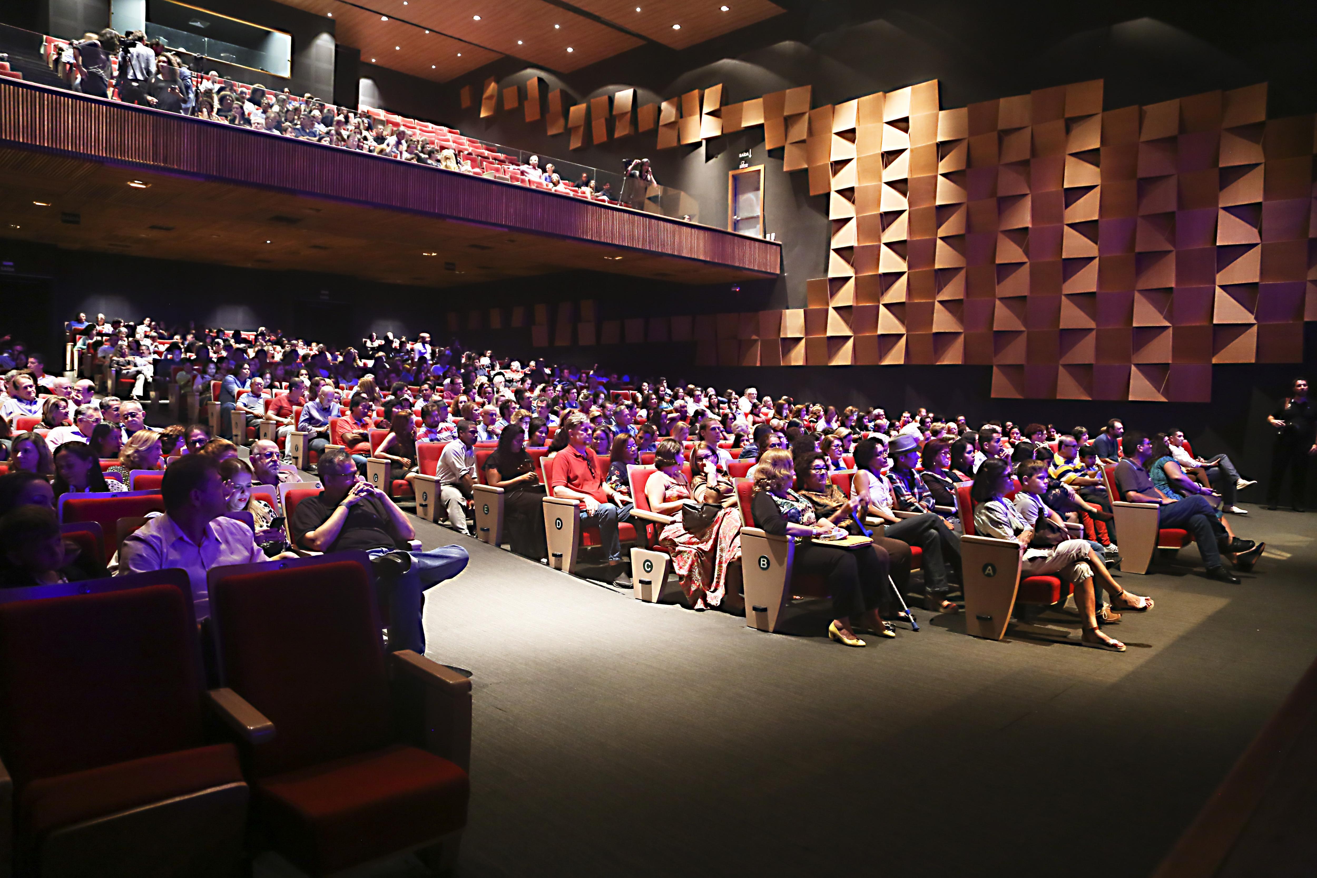 https://mdw-travel-data-us-east-1.s3.amazonaws.com/img/country/Brazil/Teatro-Zulmira-Canavarros/img_01.jpg
