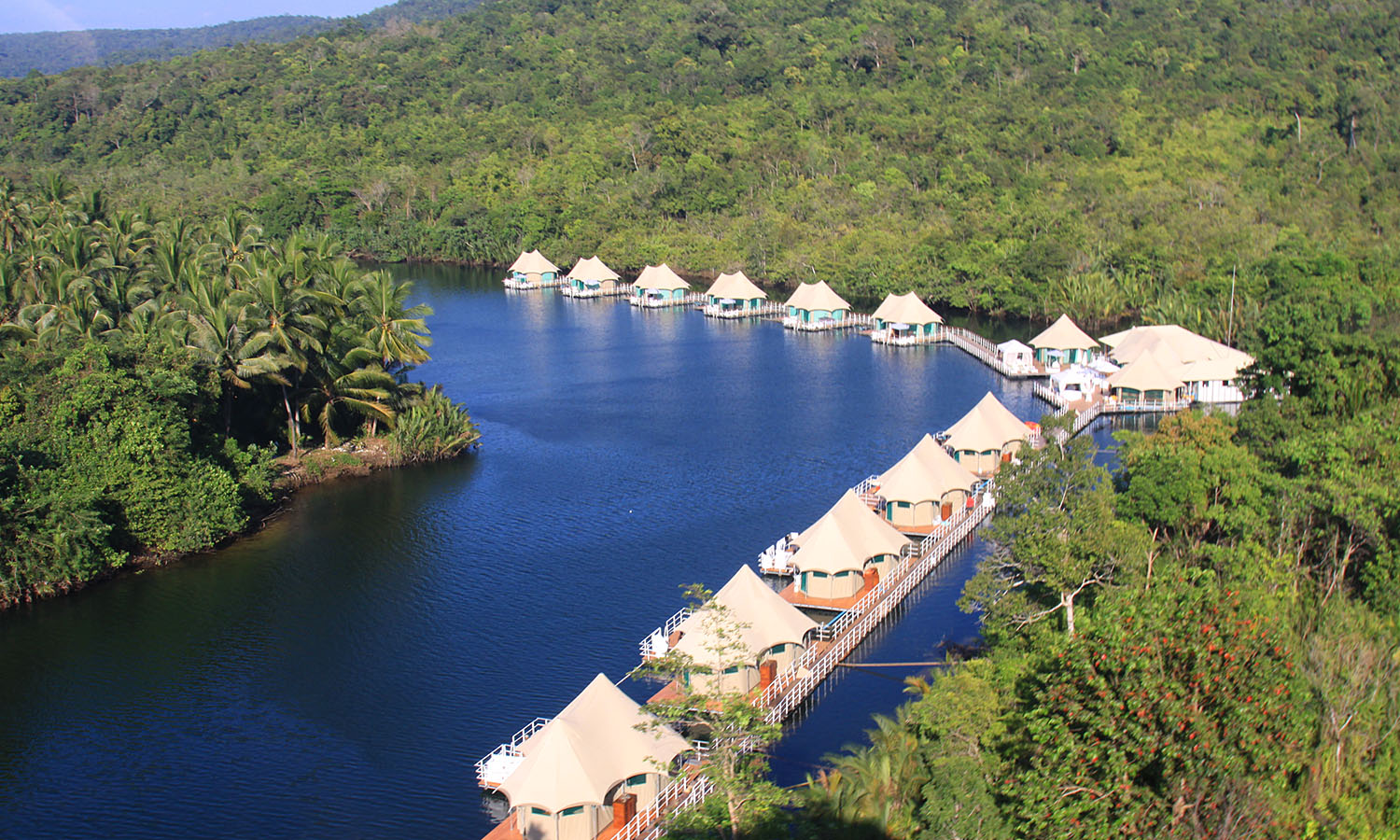 https://mdw-travel-data-us-east-1.s3.amazonaws.com/img/country/Cambodia/4-Rivers-Floating-Lodge/img_03.jpg