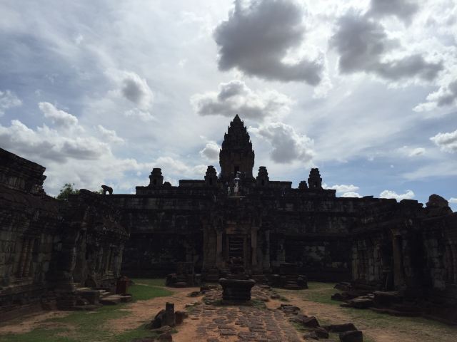 https://mdw-travel-data-us-east-1.s3.amazonaws.com/img/country/Cambodia/Ang-Chorm-Village/img_02.jpg