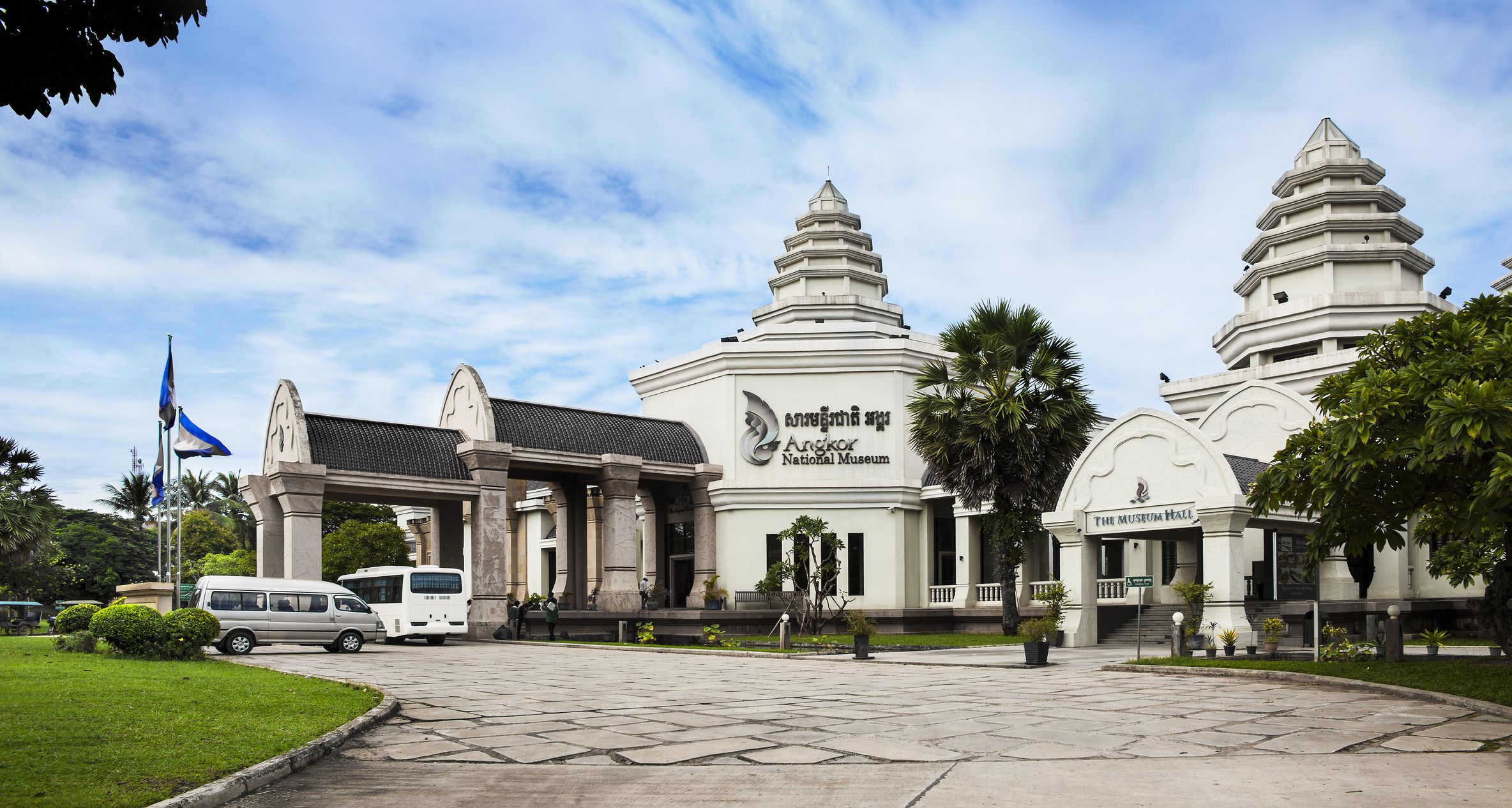 https://mdw-travel-data-us-east-1.s3.amazonaws.com/img/country/Cambodia/Angkor-National-Museum/img_02.jpg