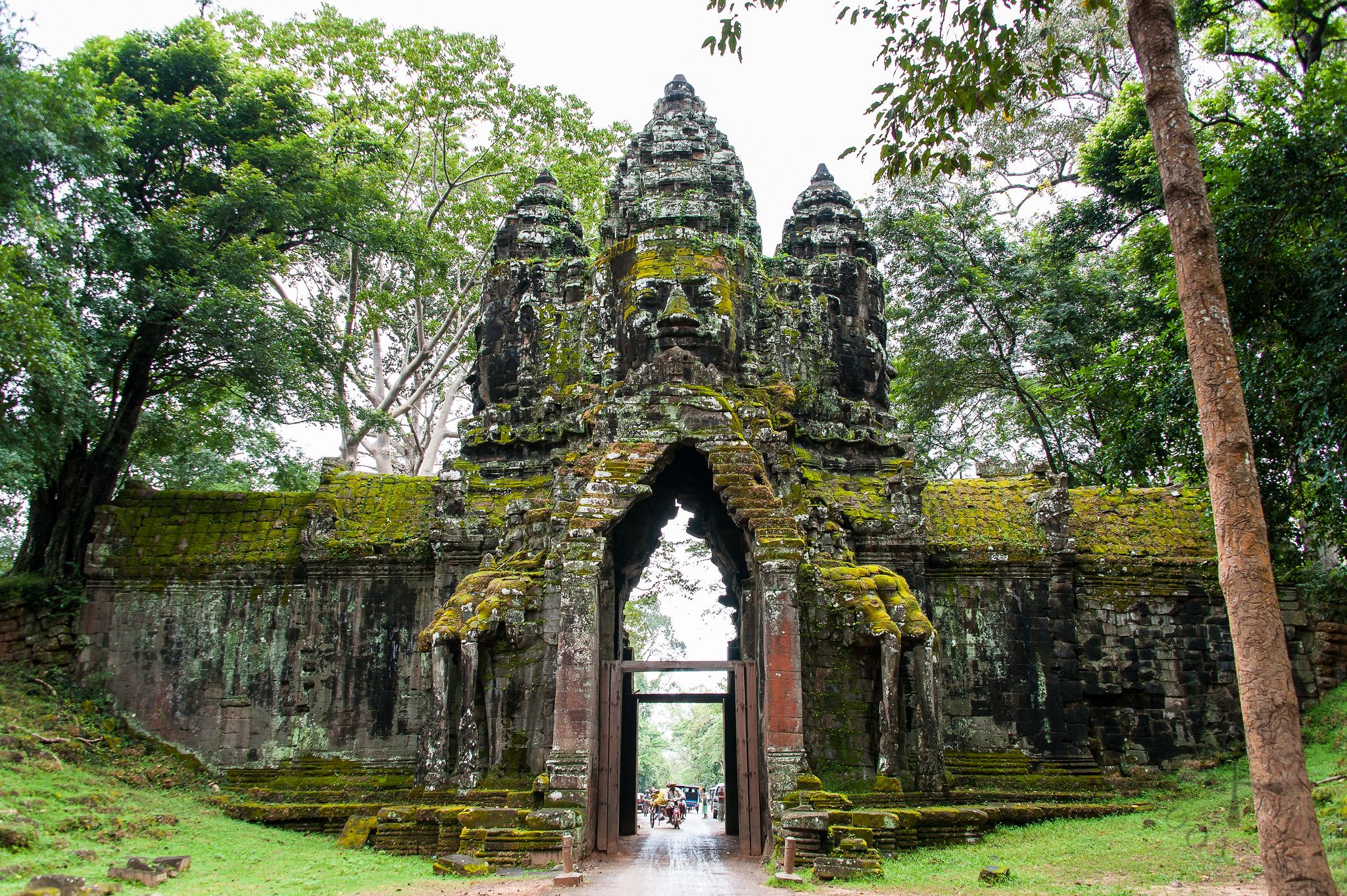 https://mdw-travel-data-us-east-1.s3.amazonaws.com/img/country/Cambodia/Angkor-Thom/img_03.jpg