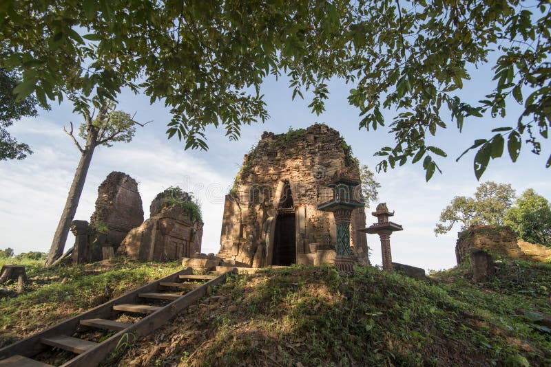 https://mdw-travel-data-us-east-1.s3.amazonaws.com/img/country/Cambodia/Anlong-Veng/img_00.jpg