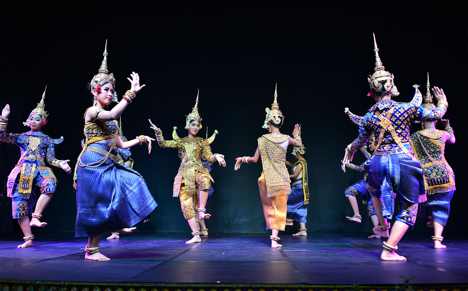https://mdw-travel-data-us-east-1.s3.amazonaws.com/img/country/Cambodia/Cambodian-Living-Arts/img_05.jpg