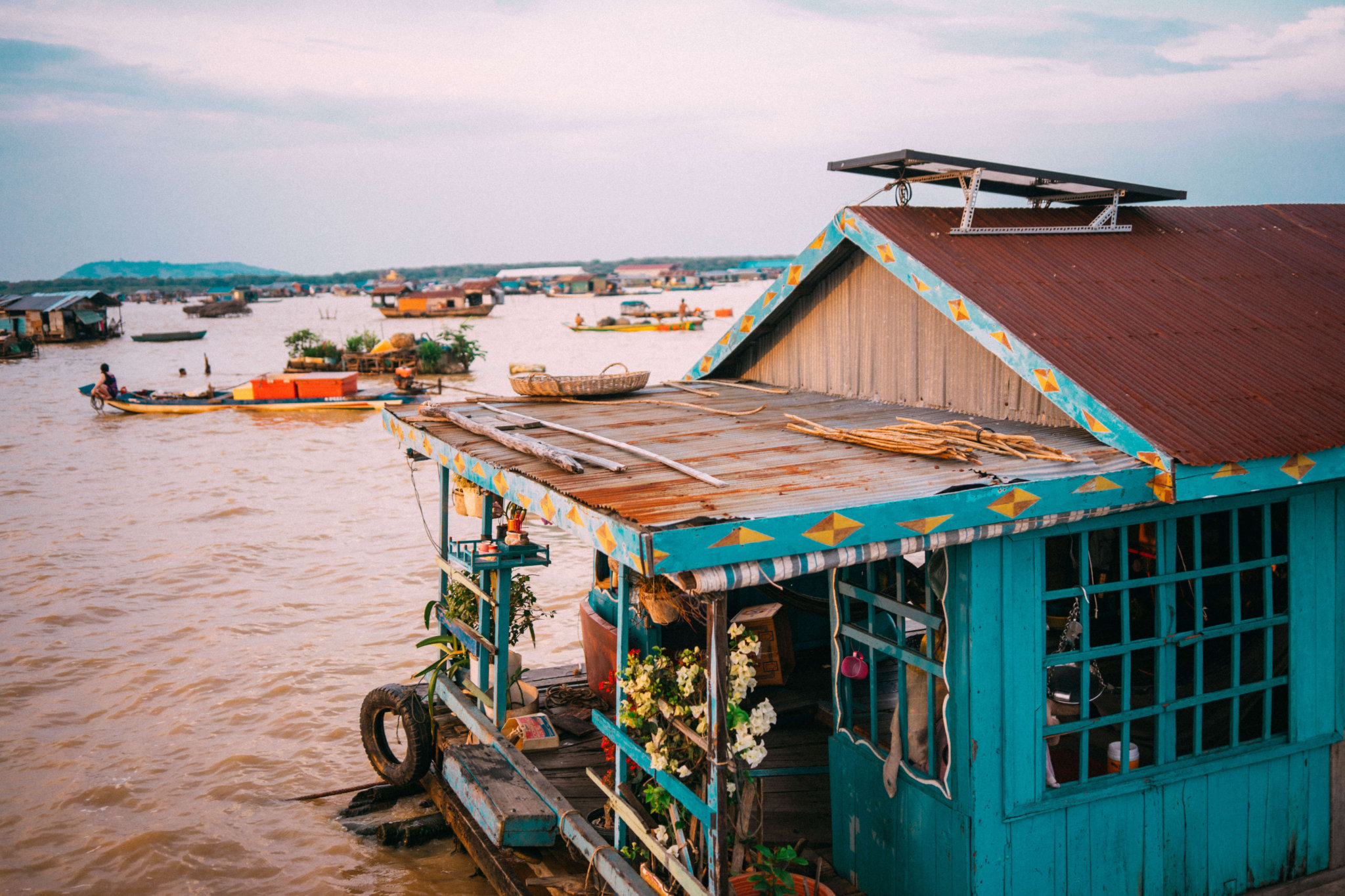 https://mdw-travel-data-us-east-1.s3.amazonaws.com/img/country/Cambodia/Chong-Kneas-Floating-Village/img_00.jpg